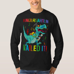 Camiseta O Jardim De Infância Arrumou-O Dinossauro Rex No D