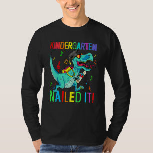 Camiseta O Jardim De Infância Arrumou-O Dinossauro Rex No D