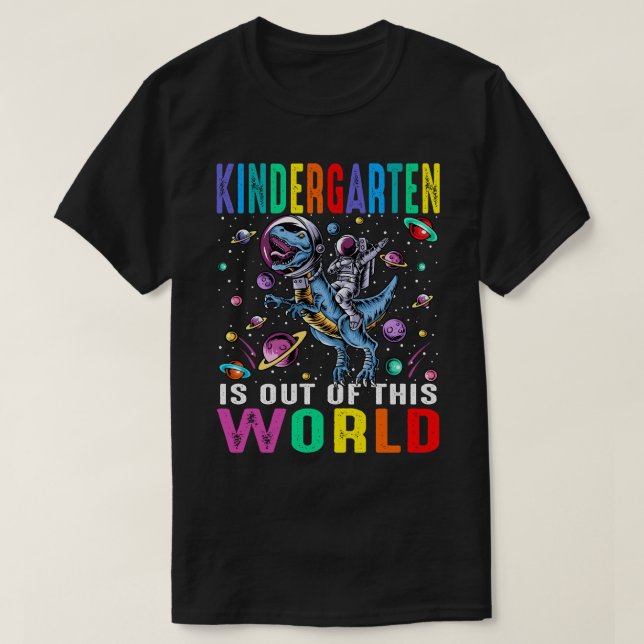 Camiseta O Jardim De Infância Está Fora Deste Astronauta Mu (Frente do Design)