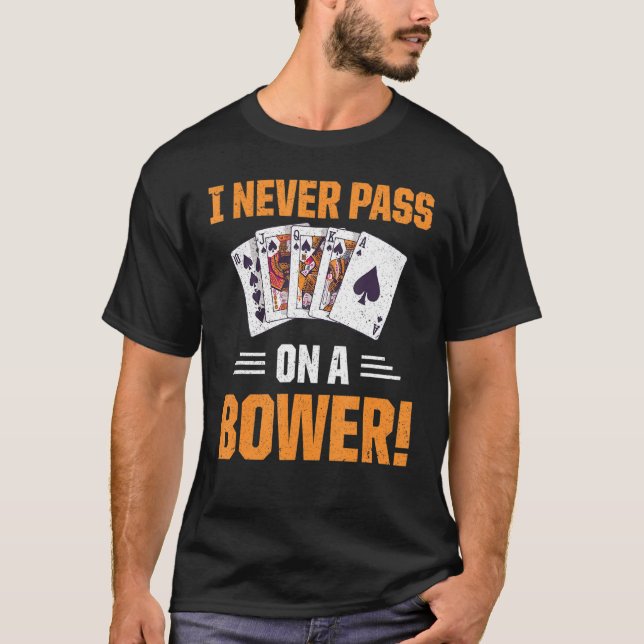 Camiseta O Jogo De Placa De Reprodução Euchre Nunca Passa E (Frente)