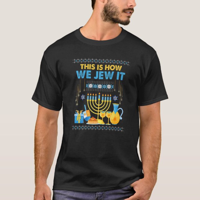 Camiseta O Judeu Hanukkah Menorah É Assim Que O Julgamos (Frente)