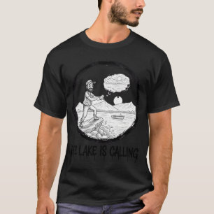 Camiseta O Lago Está Chamando – Ilustração de Pesca Cênic