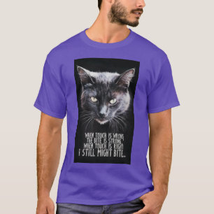 Camiseta O logotipo contém um gato preto elegante e poderos
