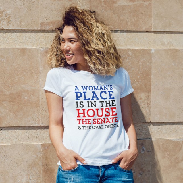 Camiseta O lugar de uma mulher está na casa (Criador carregado)