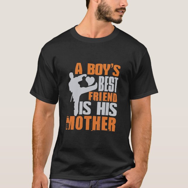 Camiseta O melhor amigo de um menino é a mãe dele (Frente)
