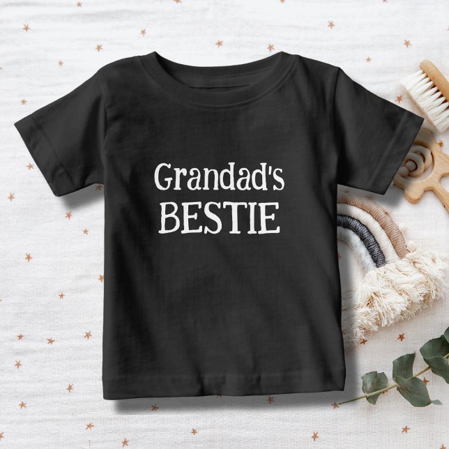 Camiseta O melhor amigo do vovô, fofo (Grandad's bestie, cute baby T-Shirt white text on a black tee)