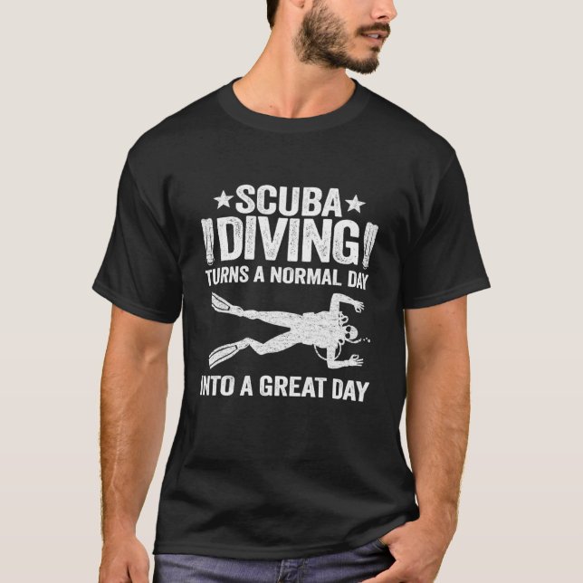 Camiseta O Mergulho Scuba Transforma Um Dia Normal Em Um Ex (Frente)