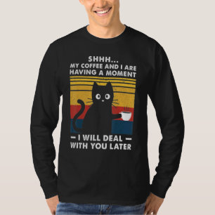 Camiseta O Meu Café E Eu Estamos A Ter Um Momento De Cafeín