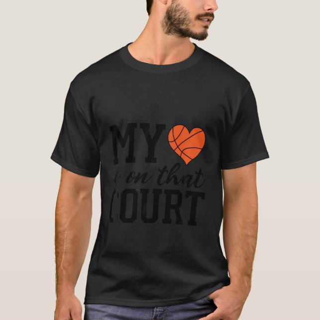 Camiseta O Meu Coração Está Naquela Corte De Basquete, Mãe  (Frente)