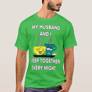 Camiseta O Meu Marido E Eu Ficamos Juntos Todas As Noites.
