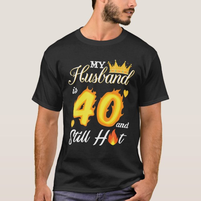 Camiseta O Meu Marido Tem 40 Anos E Ainda Está Quente anive (Frente)