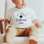 Camiseta O Meu Primeiro Halloween 2023<br><div class="desc">Um design moderno minimalista,  perfeito para celebrar o Dia das Bruxas do seu bebê!</div>