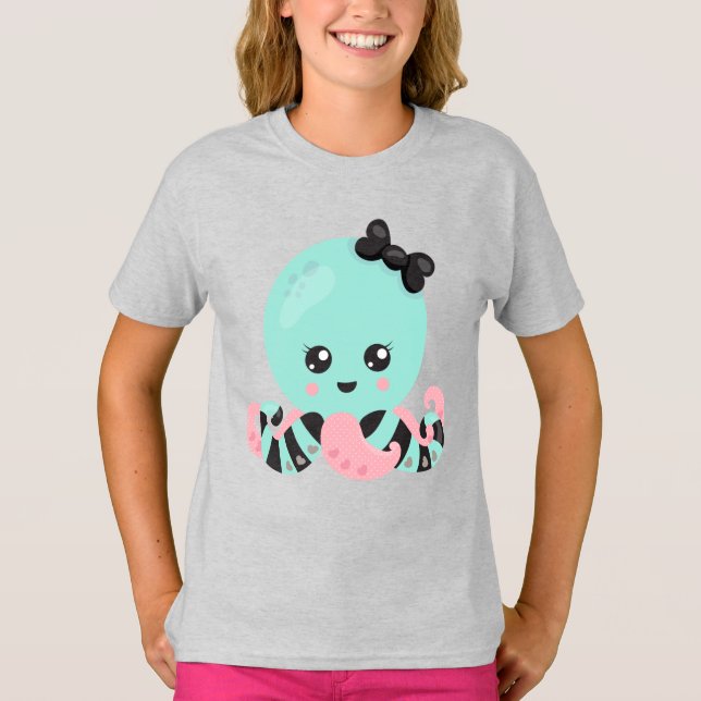 Camiseta O modelo é de 4,5" e está vestindo um meio (Frente)