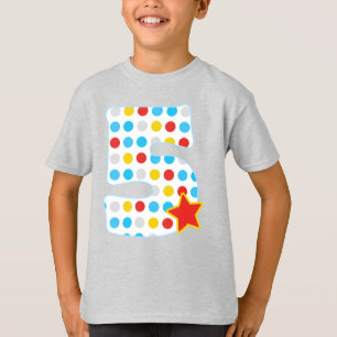 Camiseta O modelo é de 4,5" e está vestindo um meio