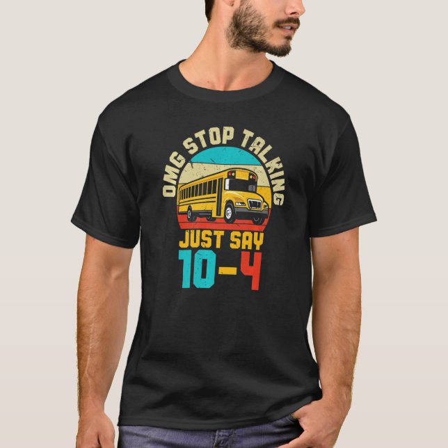 Camiseta O motorista do ônibus escolar OMG pára de falar só (Frente)