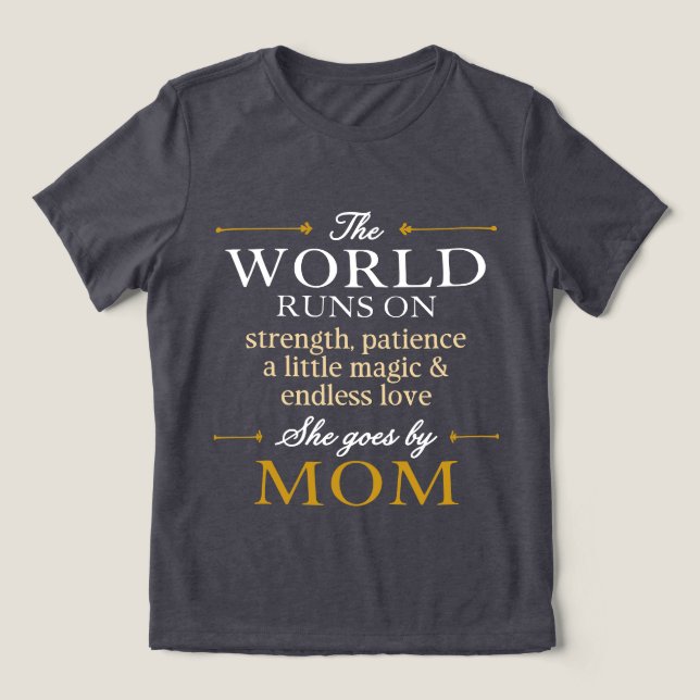 Camiseta O Mundo Funciona Com Amor Ela É Conhecida Como Mam (Design frontal)