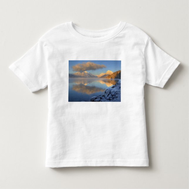 Camiseta O nevoeiro sai do Lago McDonald num frio muito fri (Frente)