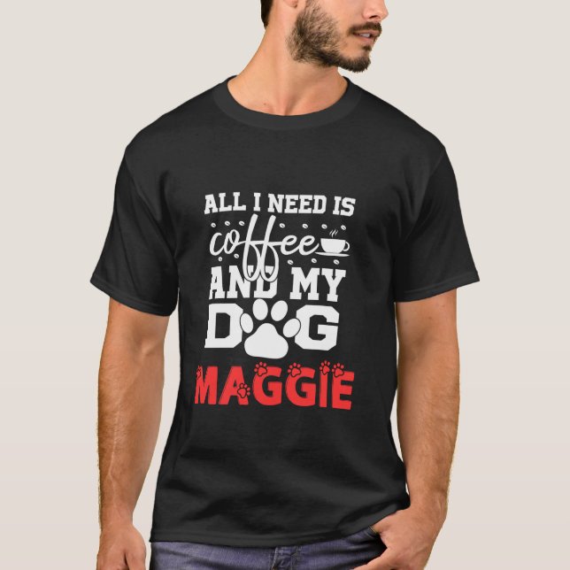 Camiseta O Nome Do Cachorro Maggie Está Precisando De Café  (Frente)