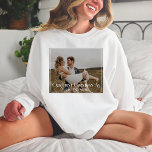 Camiseta O nosso primeiro Natal como o Sr. e a Sra. Tipogra<br><div class="desc">Comemore sua primeira temporada de festas com nosso Primeiro Natal como o Sr. e a Sra. Typografia Foto-Shirt. Este na moda, design clássico, apresenta uma tipografia limpa e mínima com um roteiro manuscrito que captura a essência do seu primeiro Natal como um casal casado. Com a opção de personalizar a...</div>