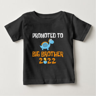 Camiseta O Ovo de Dinossauro Eclodindo Promovido a Irmão Ma