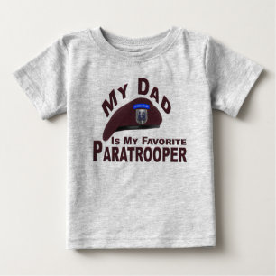 Camiseta O pai é o meu 82º bebê paraquedista de bordo favor