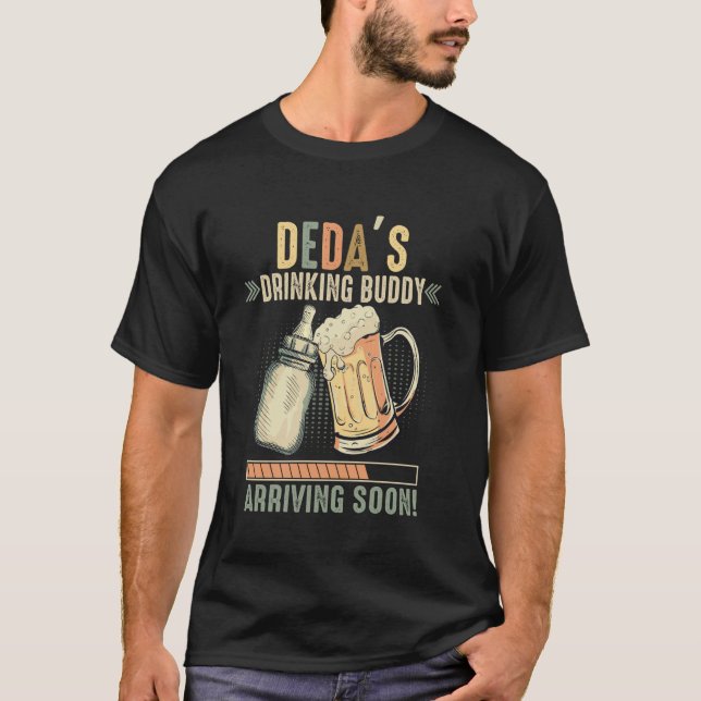 Camiseta O Parceiro de Bebida do Deda Chegando Logo para Se (Frente)