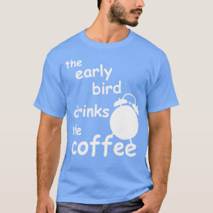 Camiseta o pássaro primitivo bebe o café