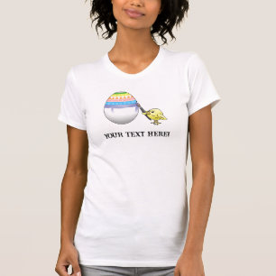 Camiseta O pintinho de Páscoa está pintando um ovo de Pásco