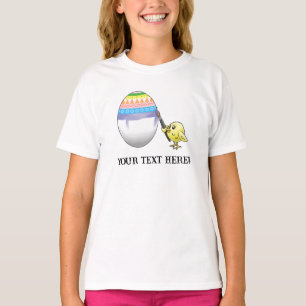 Camiseta O pintinho de Páscoa está pintando um ovo de Pásco