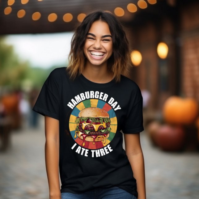 Camiseta O poderoso hambúrguer em uma praça (Criador carregado)