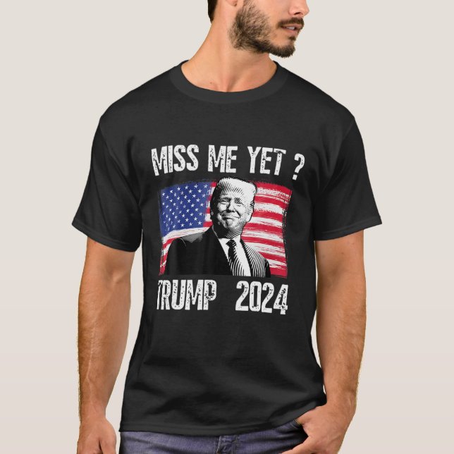 Camiseta O Presidente Donald Trump Sente Mim Ainda Que Engr (Frente)