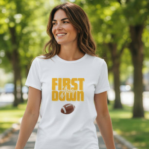 Camiseta O Primeiro Ano da Mamãe Futebol Americano Texto Am