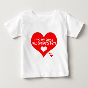 Camiseta O primeiro dia dos namorados do bebê