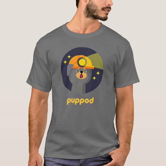 Camiseta O PupPod Iluminação Apenas Alcançar Crachá (Frente)