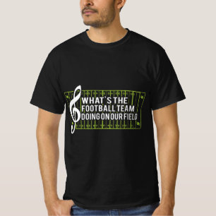 Camiseta O que a equipe de futebol está fazendo em nosso ca