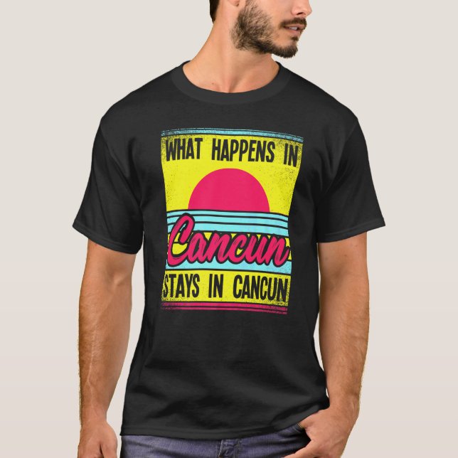 Camiseta O Que Acontece Em Cancún Fica Em Cancún (Frente)