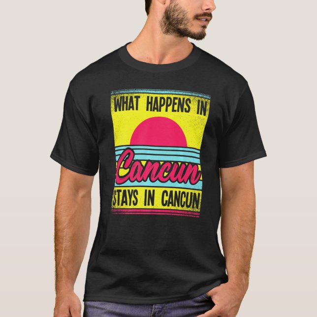 Camiseta O Que Acontece Em Cancún Fica Em Cancún (Frente)