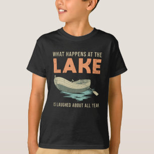Camiseta O Que Acontece No Barco De Navegação Do Lago Boat