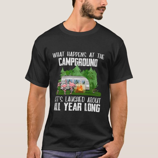 Camiseta O Que Acontece No Campground Get Foi Ridido Todos  (Frente)