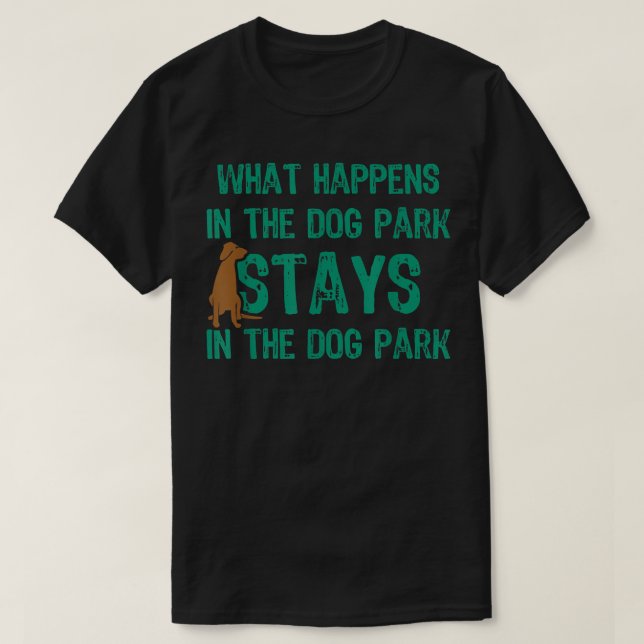 Camiseta O Que Acontece No Parque Dos Cachorros Fica No Par (Frente do Design)