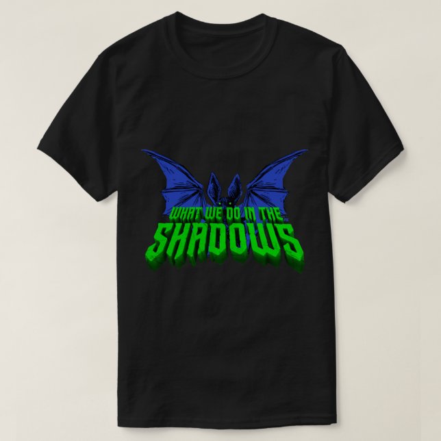 Camiseta O que fazemos no Logotipo das Sombras - T Mostra a (Frente do Design)