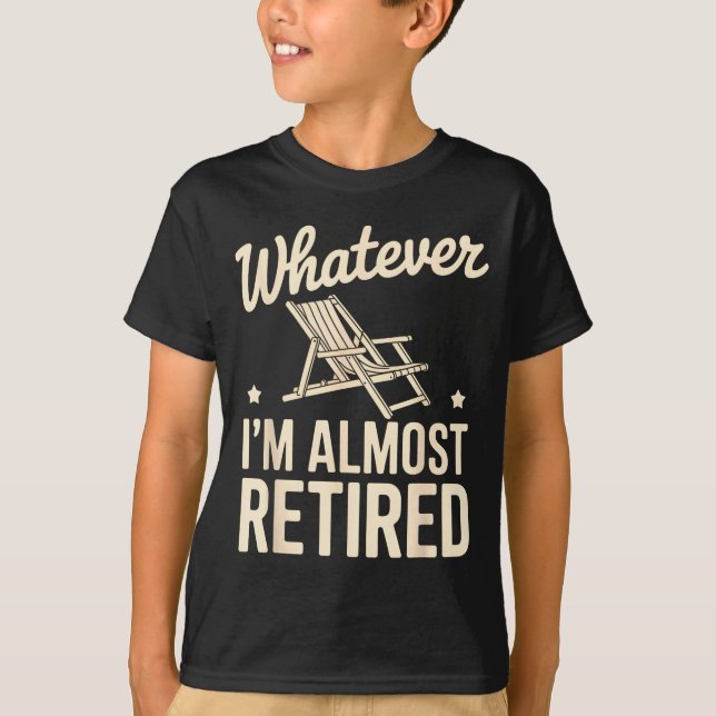 Camiseta O que quer que eu seja, estou quase aposentado, hu (Frente)
