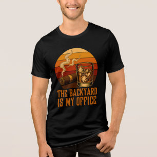 Camiseta O Quintal É Meu Escritório Whisky Fumante Divertid