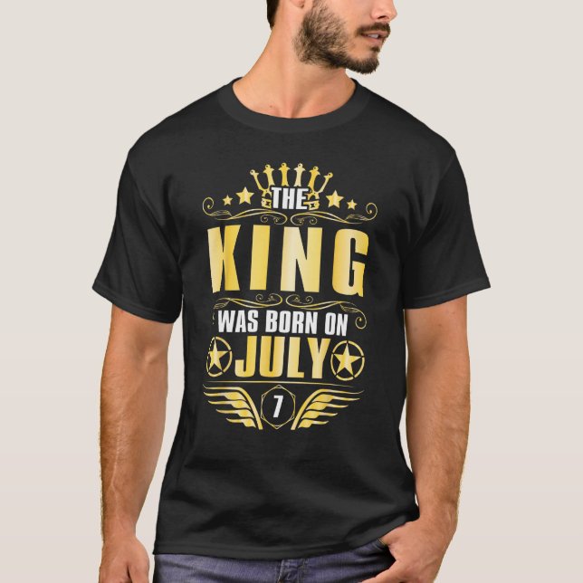 Camiseta O Rei Foi Nascer Em 7 De Julho Feliz Aniversário P (Frente)