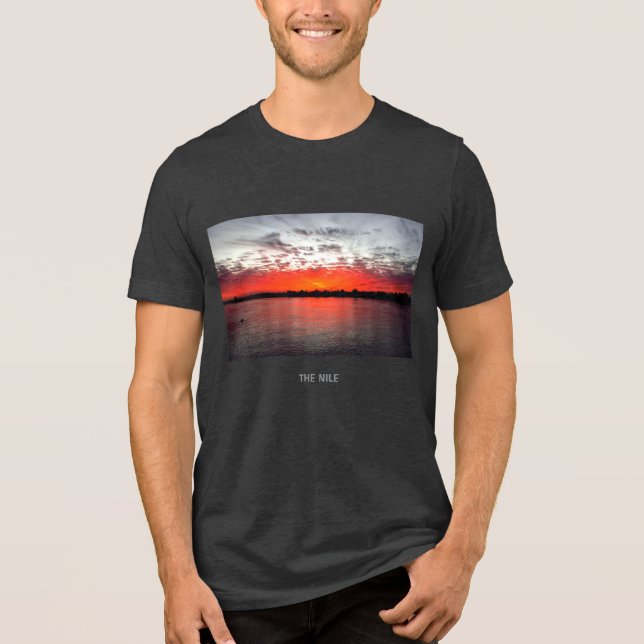 Camiseta O rio Nilo, pôr do sol dramático. (Frente)