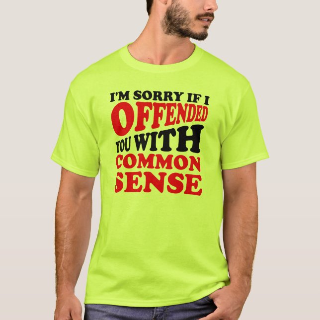 Camiseta O Senso Comum Ofendeu-Te Uma Engraçada Camiseta. (Frente)