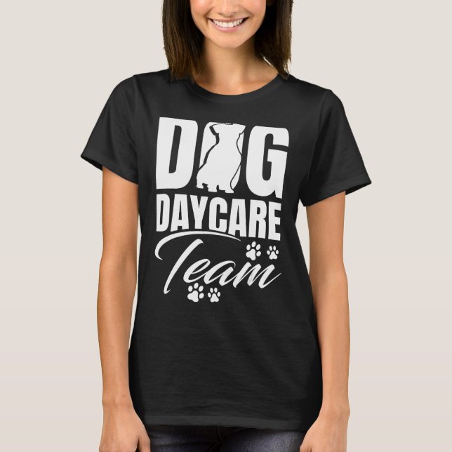 Camiseta O serviço de acolhimento de cães fornece trabalho  (Frente)
