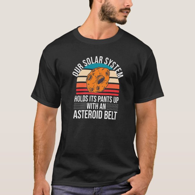 Camiseta O Sistema Solar Engraçado Prende As Calças Com Uma (Frente)