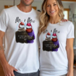 Camiseta O Sr. e a Sra. Script Casais Natal<br><div class="desc">Sr. e Sra. Camisas de Natal personalizadas. Esta design de aquarela tem uma ilustração de tendência de um casal vestindo chapéus de Santa. "Sr. & Sra." está escrito à mão em um roteiro moderno e o modelo está pronto para você adicionar seu texto personalizado,  seus nomes e o ano.</div>