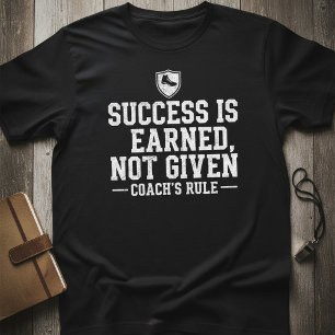 Camiseta O Sucesso é Ganho, Não Dado — Regra do Treinador M